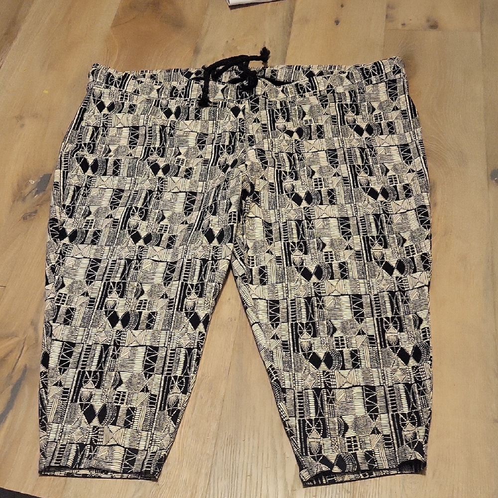 Torrid Black And Tan Athletic Capri Plus Size 6